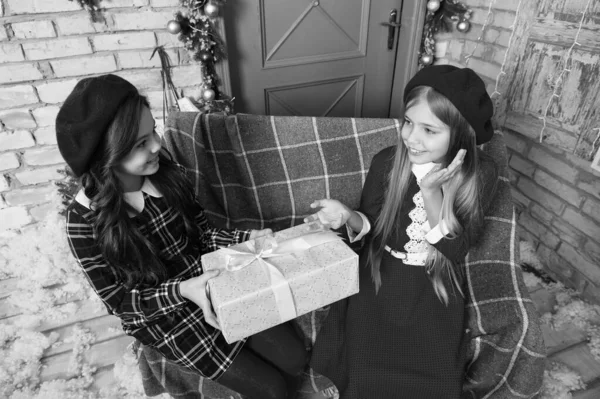 Presente dando férias. Um presente de Natal. Menina dar caixa de presente para amigo ou irmã. As crianças felizes celebram o Natal e o Ano Novo. Dia de boxe. Surpresa de Ano Novo — Fotografia de Stock