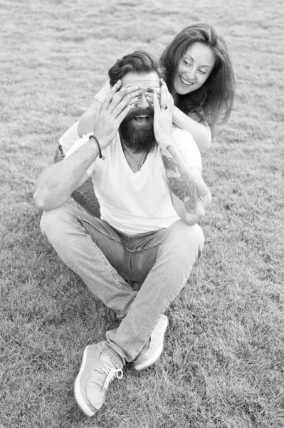 Profondément amoureux. rendez-vous parfait. week-end en famille. jolie fille et homme barbu hipster sur herbe verte. été se détendre dans le parc. couple romantique s'amuser ensemble. couple amoureux. Saint Valentin — Photo