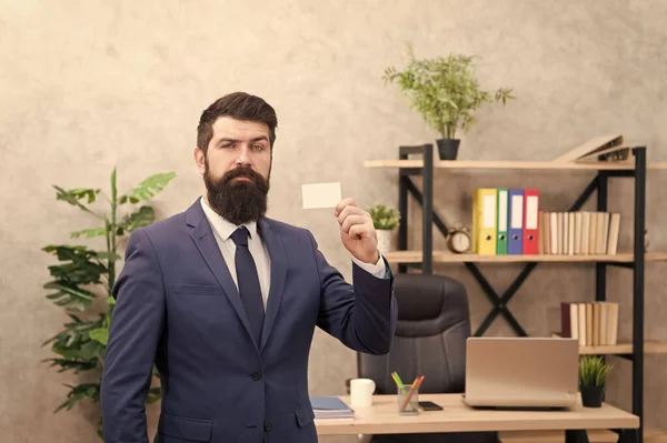 Contatti utili. Barba hipster top manager show card. Servizi bancari per piccole imprese. Design della carta. Chiama ora. Un uomo vestito formale e 'in carica. Ragioniere o banchiere. Uomo d'affari tenere carta vuota — Foto Stock