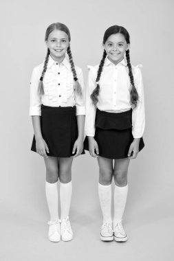 Her şeyi düzeltiyorum. Mükemmel öğrenciler. Kızlar sarı arka planda mükemmel üniforma. Okul kurallarına göre. Sınıf arkadaşları düzenli öğrenciler. Yetenekli çocuklar için eğitim programı. En iyi öğrenci ödülü