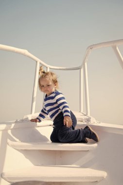 Çocuk denizci. Deniz gezen erkek denizci. Boy denizci çizgili gömlek deniz yat dünya çapında seyahat. Küçük deniz yolcusu. Anılar birlikte son yaşam da yapılmış. Bebek çocuk tatil deniz yolcu gemisi keyfini çıkarın