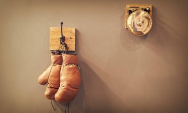 spor tarihi. vintage gong ve yıpranmış eldiven. Dayanıklı -lık. savaş retro boks eldiven son gong. vintage spor ekipmanları. boks konsepti. askıda eski boks eldivenleri. kopya alanı. Son antreman