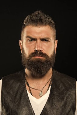 Sakallı kendine güvenen hipster. Sakal moda ve berber kavramı. Adam yakışıklı hipster şık sakal ve bıyık. Güzellik ve erkeklik. Berber uçları sakalını korur. Şekillendirme ve sakal bakımı kırpma