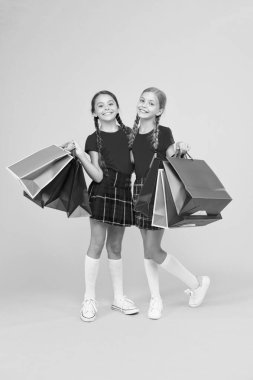 Arkadaş alışverişi. Çocuklar paketleri tutar. Şimdiye kadarki en iyi gün. Alışveriş çantaları olan kızlar. Büyük alışveriş geleneği yeniden keşfedin. Alışveriş ve satın alma. Siyah Cuma. Satış indirimi. Hediyeler ve Hediyelik eşyalar
