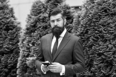 İş başvurusu. Adam resmi takım sosyal ağlar uygulaması kullanın. Online hizmet ve uygulama. Modern teknolojiler. İşadamı bakımlı adam akıllı telefon tutun. Adam sörf internet