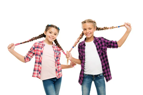Faire une coiffure mignonne et facile. Les enfants heureux tiennent longue coiffure tressée. Les petites filles sourient dans un style décontracté. Gardez votre style. Mode et beauté. Salon de coiffure — Photo