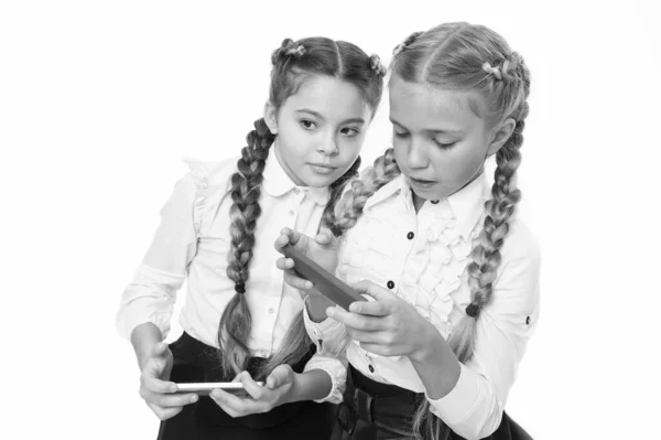 Tecnología digital para la enseñanza y el aprendizaje. Niños pequeños usando tecnología móvil en el aula aislados en blanco. Promover la tecnología en la educación. Los beneficios de la tecnología educativa — Foto de Stock