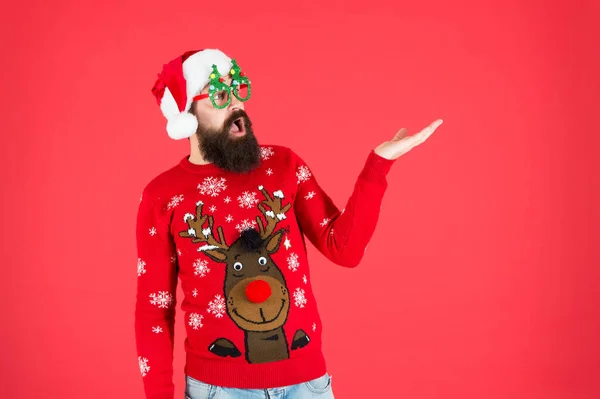 Best price. new year sales here. bearded santa man party glasses. surprised santa ready to celebrate xmas. its time for christmas. man reindeer on knitted sweater. winter holiday. cold season clothes — Stock Photo, Image