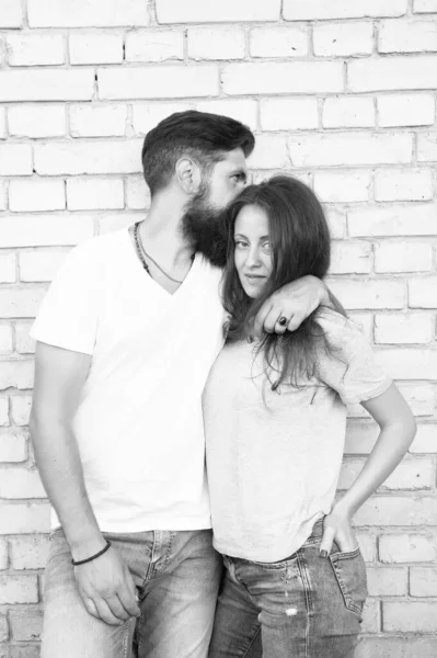 On est juste un couple amoureux l'un de l'autre. Aimant couple étreignant sur le mur de briques. Couple familial d'homme barbu et femme sexy. Couple sensuel dans un style décontracté — Photo