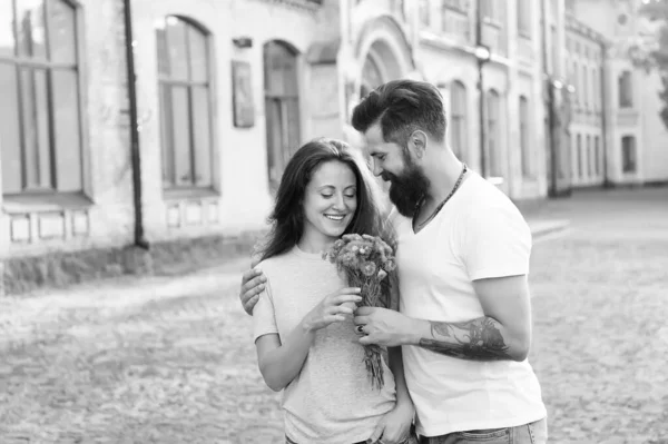 Gefühle ausdrücken. Frau genießen Duft Strauß Blumen. Frau mag Blumen Ehemann begabt sie. verliebtes Paar. Mann schenkt Blumen. Liebe am Valentinstag. Liebe und Romantik. Mann schenkt Blumenstrauß — Stockfoto