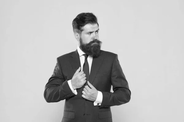 Exitoso hombre de negocios gerente superior. Concepto de hombre de negocios. Un hombre de negocios seguro y guapo barbudo vestido de traje formal. Empresario motivado serio. Estrategia de negocios. Brutal simplicidad de pensamiento — Foto de Stock