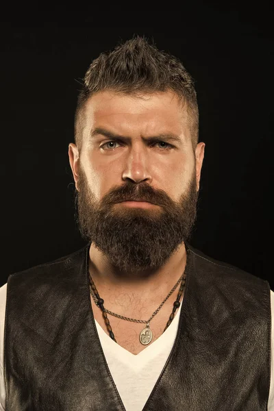 Skäggiga säker hipster. Beard Fashion och frisör koncept. Man Handsome hipster snygg skägg och mustasch. Skönhet och maskulinitet. Barber tips underhålla skägg. Styling och trimning av skäggvård — Stockfoto