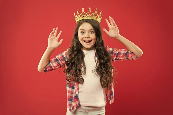 Felicidad y alegría. Soy el mejor. Los niños usan el símbolo de la corona dorada de la princesa. Chica linda corona de desgaste del bebé. Conviértete en concepto princesa. Toda chica que sueña con ser princesa. Señorita princesita — Foto de Stock