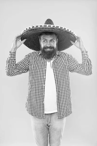 Perfeito para a celebração do 5 de Maio. Homem barbudo de chapéu mexicano. Hipster em aba larga. Acessório de moda tradicional para festa de fantasia. Está apaixonado pelo estilo mexicano. Mexicano vestindo sombrero — Fotografia de Stock