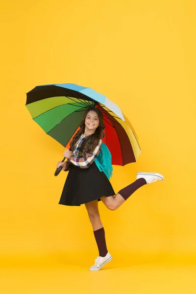 Модна краса. позитивний настрій. щаслива дитина захищає дощ. танцювати погану погоду. розфарбувати життя. шкільний час. гарний прогноз погоди. під моєю парасолькою. маленька дівчинка барвиста парасолька. осінній стиль — стокове фото