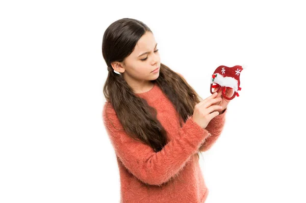 Barnens julfest med tomten. Ett litet barn håller Santa huvudglasögon mask. Årliga helgdagar. Julhelger 2019. God jul. Gott nytt år firande. Helgsäsong. Vintersemester anländer — Stockfoto