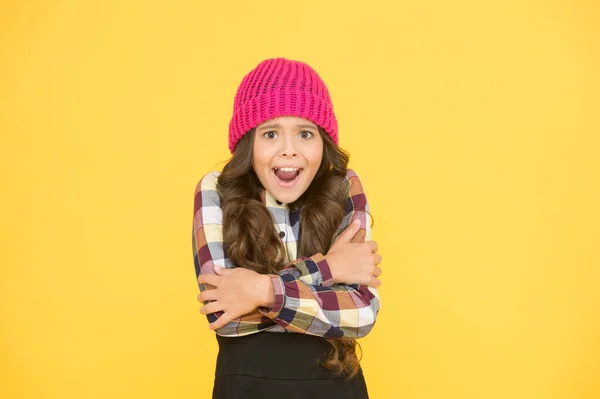 Ela é fria. Criança infeliz sentir fundo amarelo frio. Menina pequena tremer em roupas de cabeça tempo frio. Outono crocante ou estação de inverno. Frio e frio. Frio — Fotografia de Stock