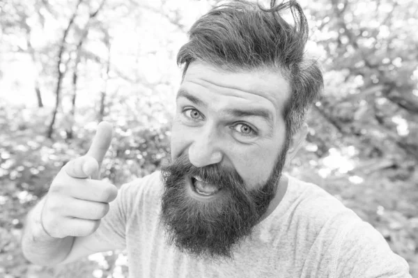 Hipster avec longue barbe visage émotionnel fermer fond de la nature. Amusant. Un barbu dans la forêt du parc. Un hipster barbu. Homme mûr barbu fou dans l'environnement naturel. Brutal loisirs masculins — Photo