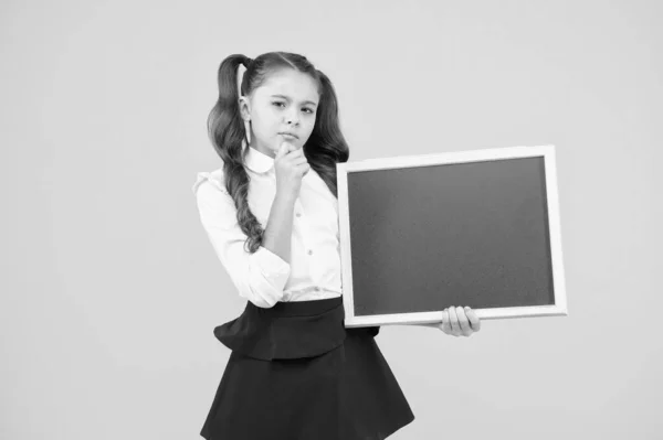 Obtenha informações sobre educação. Criança segurando quadro-negro em branco para educação em fundo amarelo. Ensino primário obrigatório. Curso de educação publicitária, espaço cópia — Fotografia de Stock