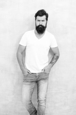 Gündelik tarzı günlük yaşam. Basit ve sıradan. Erkeklik kavramı. Erkek öfke vahşeti. Acımasız maço rahat kıyafet gri arka plan. Moda ve güzellik. Hipster uzun bakımlı sakal ve bıyık