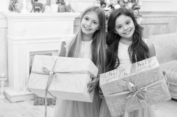 Entrega presentes de Natal. Feliz Ano Novo. meninas felizes irmãs celebrar férias de inverno. Hora do Natal. Menina bonito crianças com presente de Natal. Férias em família. Vamos fazer isto. — Fotografia de Stock