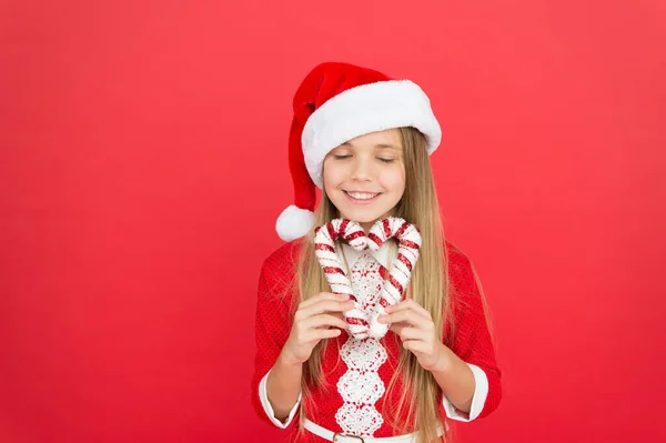 Tatlı çocukluk. Kış tatili için geleneksel çizgili şeker kamışı. Noel dekoru. Noel dekorasyonu fikirleri. Çocuk Noel Baba kostümü Noel şekeri bastonu. Eşsiz dekorasyonlar oluştur — Stok fotoğraf