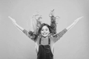 Çocuklar için saç stili yapmak için kolay ipuçları. Küçük çocuk uzun saçlı. Uzun, muhteşem saçlı aktif bir kız. Ekstra taze kuru şampuan. Tazele. Güçlü ve sağlıklı saç konsepti. Güzel ve düzenli bir saç stili.