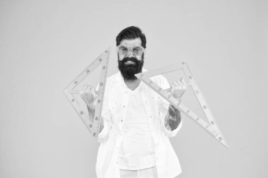 Yüksek öğrenim burada başlıyor. Üniversite profesörü sarı arka planda üçgenler tutuyor. Üniversite eğitimine hazırlanan sakallı adam. Mühendislik Üniversitesi. Eğitiminiz, üniversiteniz