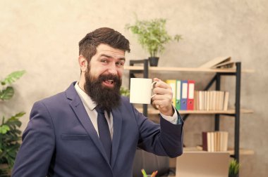 Kahve her zaman iyi bir fikirdir. Adam sakallı işadamı kupa standı ofis tutun. Güne kahveyle başlayın. Başarılı insanlar kahve içer. Kahve rahatlatıcı mola. Patron enerji içeceği zevk. Kafein bağımlısı