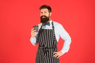 İşler tıkırında. Yetenekli bir hizmetçi. Barista hipster şef önlüğü. Kendine güvenen zarif bir barmen. Erkek kahve içer. Sakallı adam kahveyi al götür. Kafedeki vahşi garson. olgun adam kırmızı arkaplan