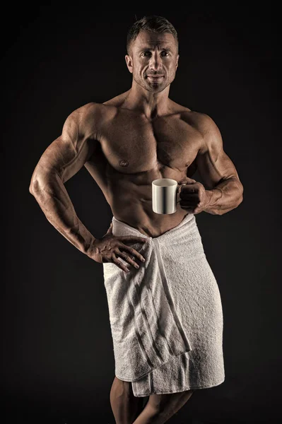 Café da manhã. Desportista sexy limpar toalha de corpo após o chuveiro. Homem musculoso caber tronco nu. Atleta com seis maços e músculos abdominais. Desporto e fitness. Conceito de higiene corporal. Corpo nu fisiculturista — Fotografia de Stock