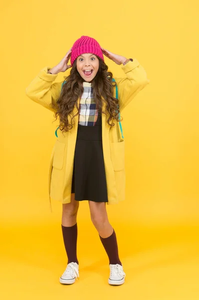 Okul yaşamından zevk alma modası. Mutlu çocuk moda tarzı sarı arka plan giyer. Küçük kız modasına uygun. Okul için moda trendleri — Stok fotoğraf