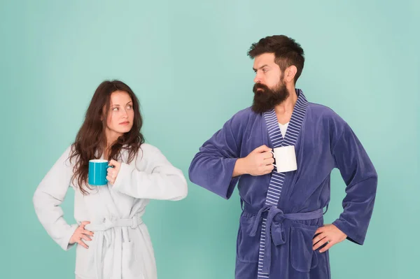 La vie familiale et la routine. couple a des problèmes dans la relation. réchauffer nos relations. heure du thé à la maison. matin couple boire du café. femme et homme hipster tasse de café. dure matinée. Encore de mauvaise humeur — Photo