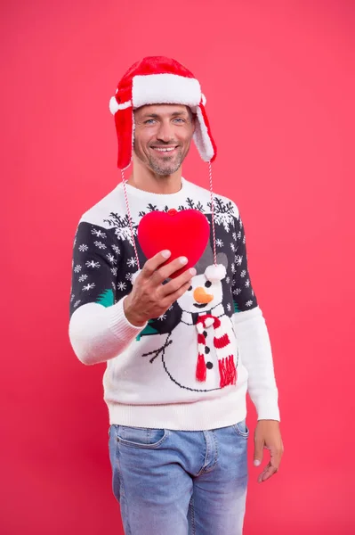 Osztozni a szerelemben. Csatlakozz az ünnephez. Karácsonyi koncepció. Boldog srác pulóverben ünnepli a telet. Téli vásár. Karácsonyi hangulatba merülni. Jóképű férfi téli pulóvert visel. Ünnepeljük az új évet. Vicces stílus. — Stock Fotó