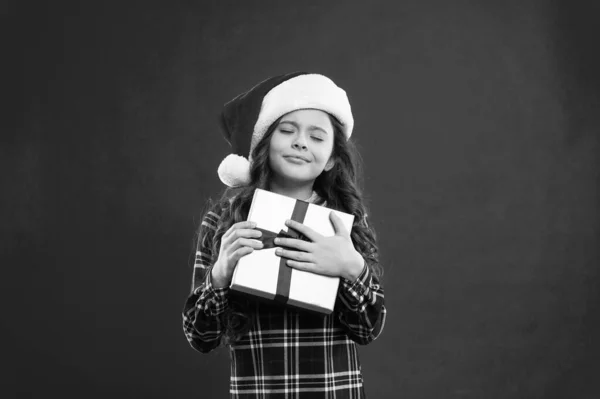Маленькая девочка в красной шляпе Санты. Рождественские покупки. Новогодняя вечеринка. Малыш Санта Клауса. Рождественские продажи. Подарок на Рождество. Детство. С зимними праздниками. Маленькая девочка — стоковое фото