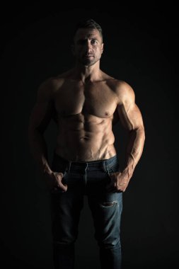 Vücut geliştirmeci kavramı. Erkeklik ve spor. Kendini geliştir. Erkek kaslı atlet. Maço yakışıklı ve kaslı gövdeli. Çekici adam kaslı vücut. Mükemmel şekli gurur duyuyoruz. Sağlıklı ve güçlü