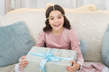 Noel zamanı. Noel hediyesi olan bir çocuk. Mutlu yıllar. Noel 'i kutlayalım. Noel Baba 'yı bekle. Çocukluk anıları. Kızına sürpriz. Küçük çocuk kutuyu açıyor. Mutluluk vermek.