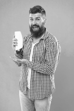 Vücut Bakımı kozmetik banyo duş. Adam şampuan şişesi tutun. Saç Bakımı. Günlük kullanım için şampuan. Cilt losyonu. Şampuan ve saç kremi köklerinde sağ başlangıç saçında tüm farkı yapabilirsiniz seçin