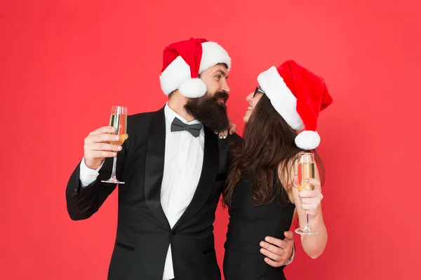 Le grandi storie d'amore iniziano con lo champagne. Coppia innamorata in abito da cerimonia con look da Babbo Natale. Brindiamo all'amore. La famiglia felice festeggia l'anno nuovo e il Natale. Amiamo la vigilia di Natale — Foto Stock