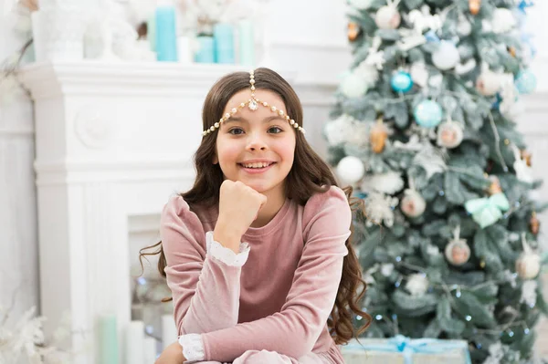 당신의 외모에 축제의 광채를 더 하라. 행복 한 어린이는 Xmas eve 에 머리장식을 입는다. 새해 장식과 장식용으로 사용 된다. 집의 장식과 장식을 축하하는 날. 크리스마스 트리에 화려 한 장식을 걸어 놓으라 — 스톡 사진