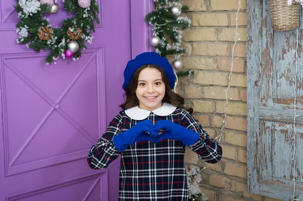 Milostné gesto. Módní dívka připravena na vánoční oslavu. Malá móda v rukavicích. Malá holčička ve vánočních šatech. Módní malé dítě. Milé dítě. Veselé Vánoce koncept — Stock fotografie
