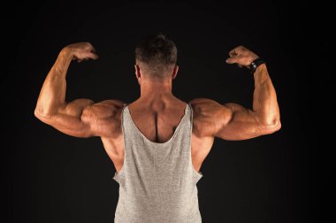 Güçlü atletik fitness adam. Vücut geliştirme eğitimi. Güç ve motivasyon. Spor başarısı. Sporda başarılı. Formda kalın. Vücut geliştirme yaşam tarzı. Olgun sporcu. Vücut geliştirme konsepti