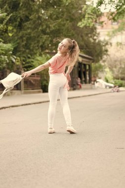 Küçük çocuk yürümekten hoşlanır. Sağlık, iyi ruh hali ve pozitif enerji. Enerjik çocuk. Uzun yürüyüş için enerji tasarrufu. Enerji dolu. Kız kaygısız çocuk. Çocuk uzun saç yürüme keyfini çıkarın. Yaz tatilleri