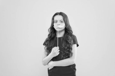 Muhteşem bıyık. Mutluluk sevinç ve eğlenceli kavram. Çocuk uzun saç mutlu gülümseme yüz. Yaz tatilleri. Eğlence ve mizah. Kız kaygısız çocuk eğleniyor. Fotoğraf kabini sahne ile eğlenin. Yüz bakımı