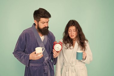 Kahve zamanı. Her sabah kahveyle başlar. Bornozlu ve kupalı bir çift. Sakallı ve uykulu kadın ile adam sabah kahve veya çay tadını çıkarın. Banyo kıyafetli adam çay kahvesi tutuyor. Kahvaltı konsepti