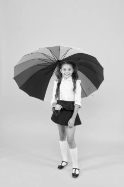 Sonbahar hava değişiklikleri ile birlikte gelir. Küçük çocuk sarı arka plan üzerinde sonbahar yağmuru için renkli şemsiye tutan. Küçük çocuk sonbahar günü ya da 1 Eylül'de okula gidiyor. Sonbahar dönemine hazırlanıyorum