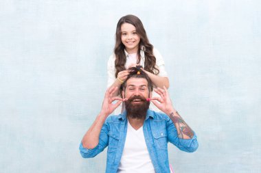 Görünüşünü yaratıyorsun. Küçük kız babasının saçlarını griye boyar. Küçük bir kız ve sakallı bir adam. Kız berber. Sevimli kız stilisti. Berber dükkanı. Mutlu aile kuaförü