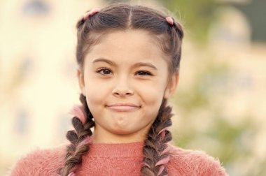 Bazı şüpheler içinde sınat. Samimi duygusal çocuk. Kız duygusal yüzü. Düşünceler ve şüpheler kavramı. Çocuk şüpheli güzel yüz. Duygu kavramı. Düşünceli kız karar verme konusunda tereddüt ediyor. Eğleniyor