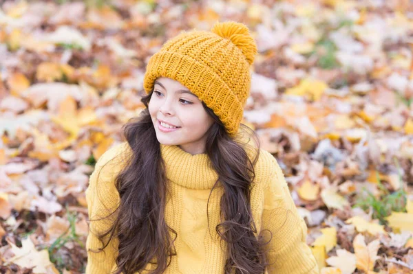 美しいケアで美しい髪。幸せな女の子は長いブルネットの髪に帽子を着用する。小さな子供たちは秋の風景の中でリラックス。秋のヘアケアルーチン。秋の髪の手入れ — ストック写真
