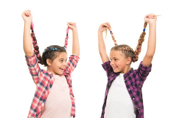 간단하지만 멋진 헤어 스타일을 만듭니다. 행복 한 어린이들은 장식용 머리 스타일 을 한다. 작고 귀여운 소녀들은 긴 머리 모양을 하고 있다. 머리 스타일을 자유 분방하게 보이게 하고. 미용실 — 스톡 사진